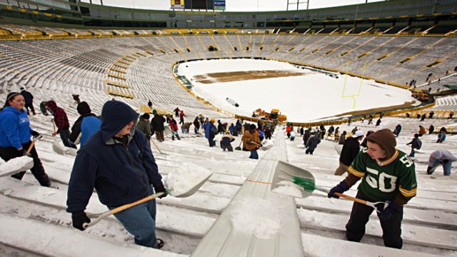 With snow in the forecast, Green Bay Packers put out the call for fans to  help clear snow from Lambeau Field – New York Daily News